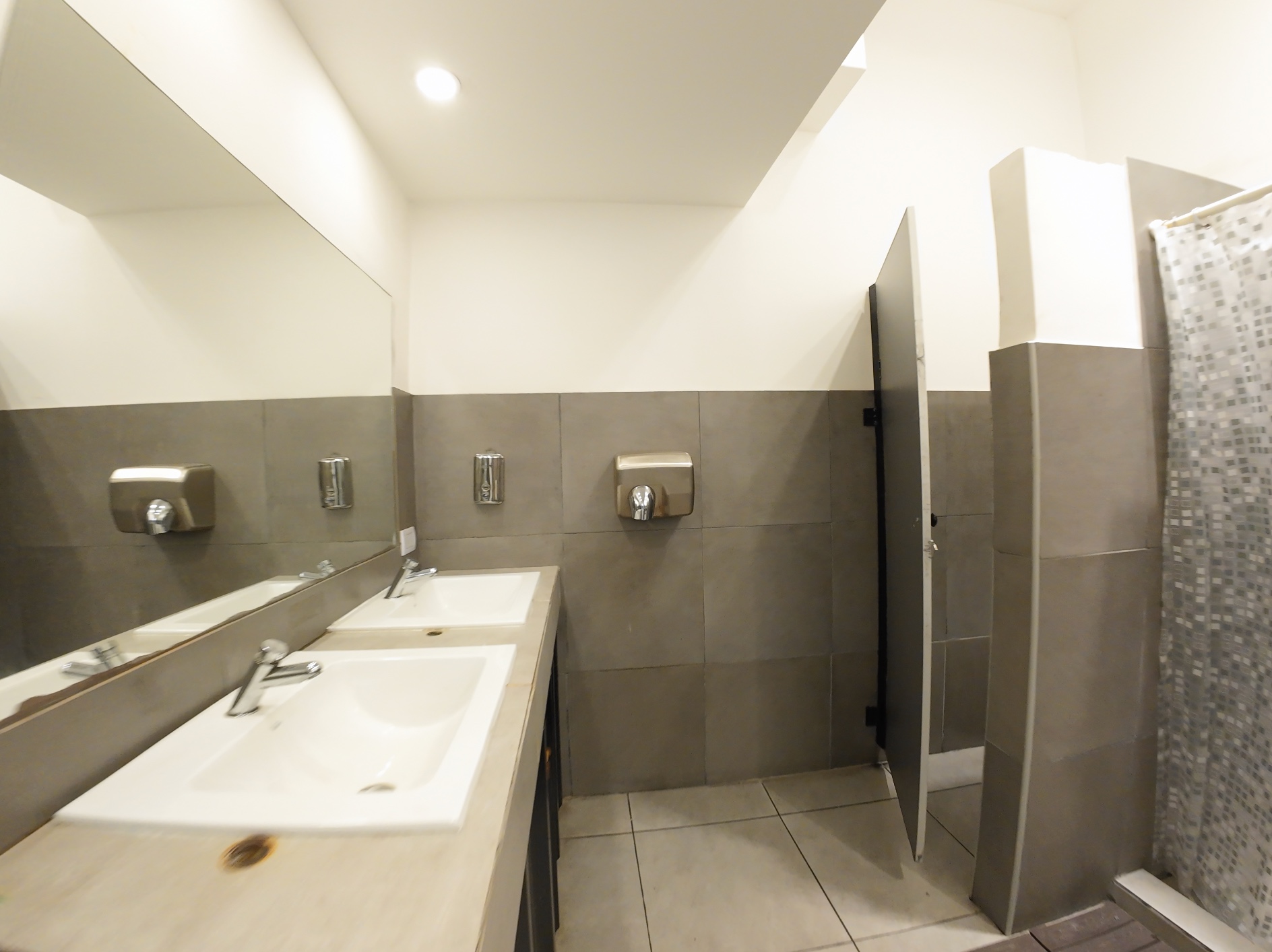 Baños del vestuario de Zezaro's Gym