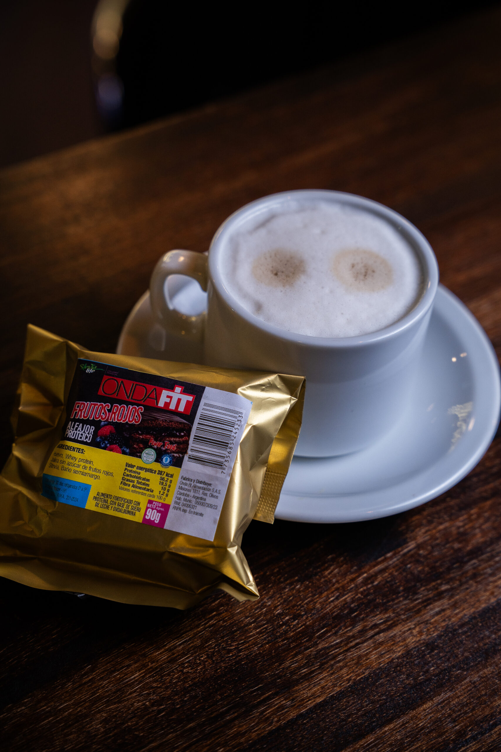 Café con leche y alfajor de la cafetería de Zezaro's Gym