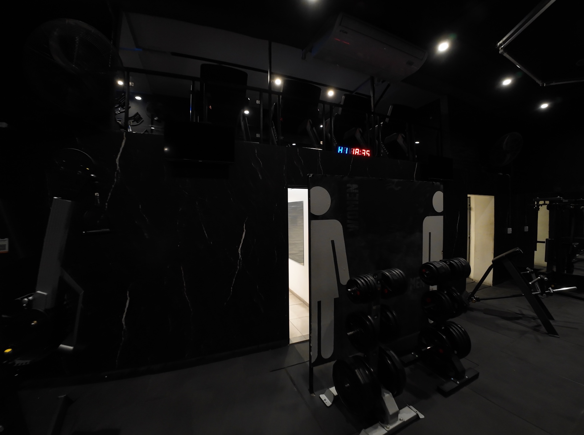 Vista general de los vestuarios de Zezaro's Gym